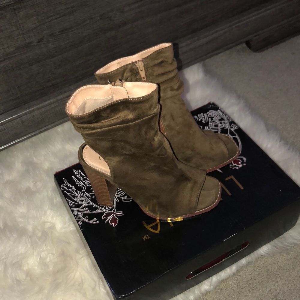 Peep toe bootie